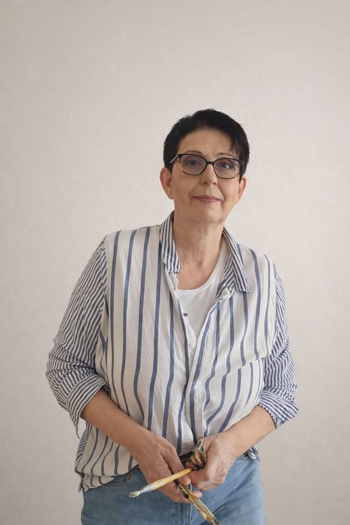 Zlatka Prelog, učiteljica likovne umetnosti, mentorica vizualnega dnevnika in ustvarjalka mešanih medijev.